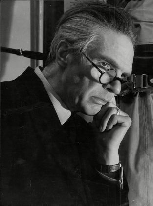 Ông Low còn tiên đoán việc sử dụng vỉa hè và cầu thang dịch chuyển, về cơ bản là thang cuốn và băng chuyền đi bộ ngày nay, cũng như "điện thoại tự động" với lợi ích là luôn quay số đúng, khác với điện thoại quay số mà người dân sử dụng vào những năm 1920. Lời dự đoán rằng phụ nữ mặc quần trở thành điều bình thường và xác định giới tính trước khi sinh của ông cũng trở thành sự thật.