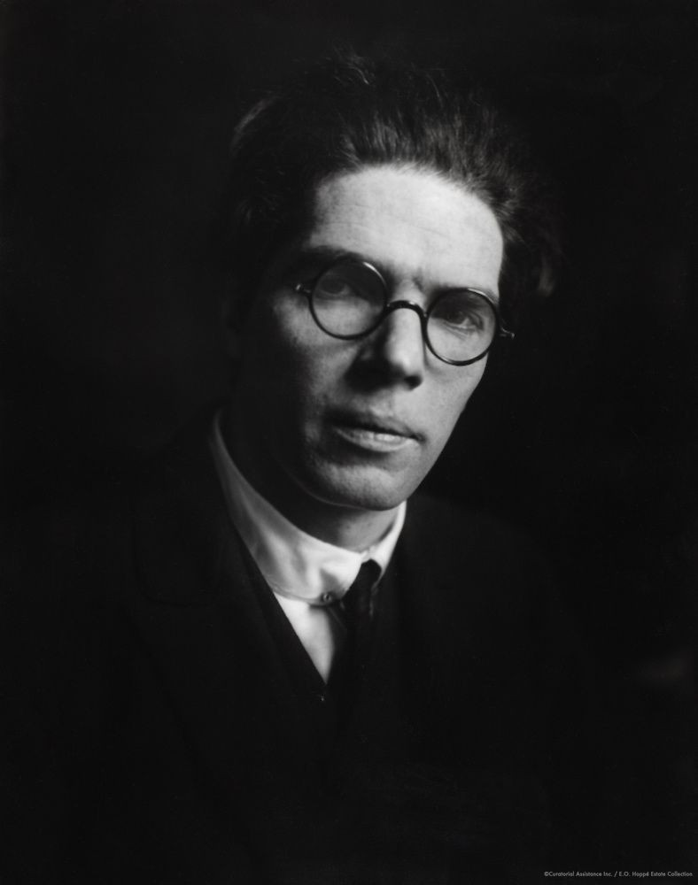 Tiếp đến, giáo sư Low dự đoán việc đầu tư lớn vào năng lượng gió ngoài khơi và năng lượng mặt trời trong những năm gần đây dường như đáp ứng lời tiên tri rằng: "gió và thủy triều sẽ được khai thác để phục vụ con người". Ngoài ra, một tiên tri khác được ông đưa ra là "cuộc sống sẽ dễ dàng hơn nhiều nhờ sử dụng máy móc để làm mọi công việc nặng nhọc, khó chịu" cũng đã ứng nghiệm.