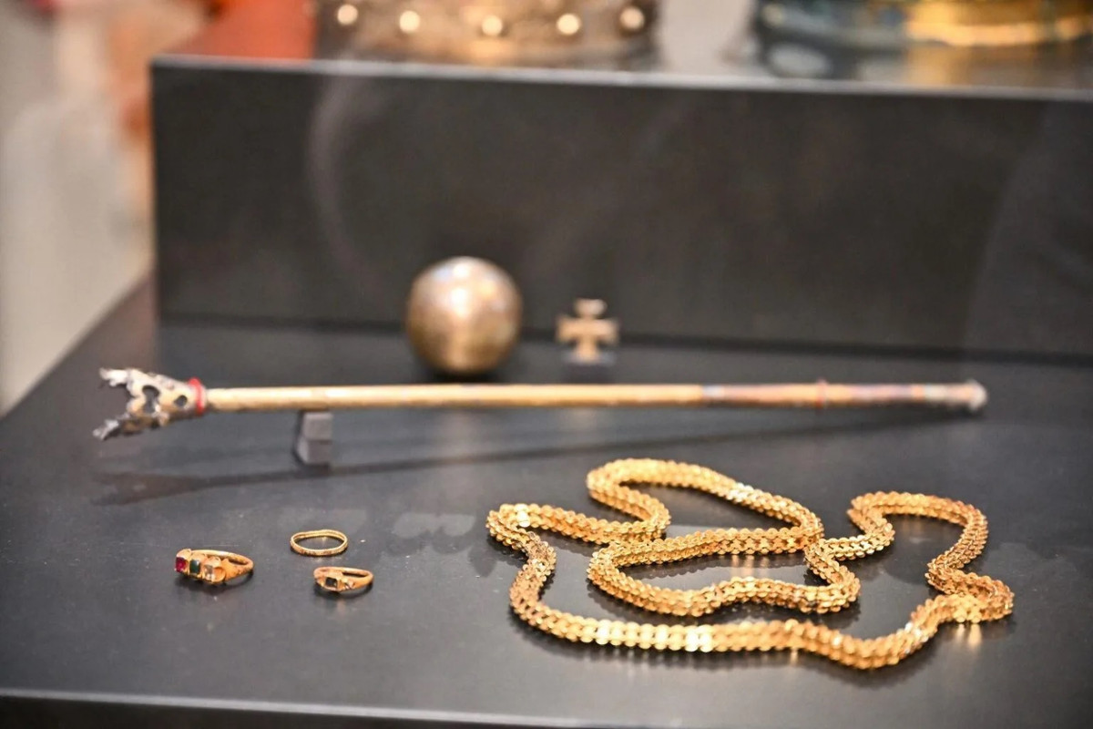 Những hiện vật quý hiếm được tìm thấy ở nhà thờ Vilnius tượng trưng cho vương quyền Trung Cổ. Chúng thường được đặt bên trong quan tài của các nhà vua và hoàng hậu Ba Lan theo nghi thức bồi táng thời xưa. Ảnh: PAP/Valdemar Doveiko.