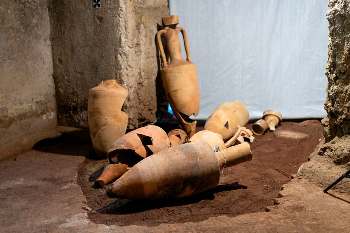 Theo các chuyên gia, bức phù điêu có chiều dài gần 5m, vẫn giữ được sắc màu ban đầu dù đã có từ khoảng 2.300 năm trước. Ảnh: Italian Ministry of Culture.