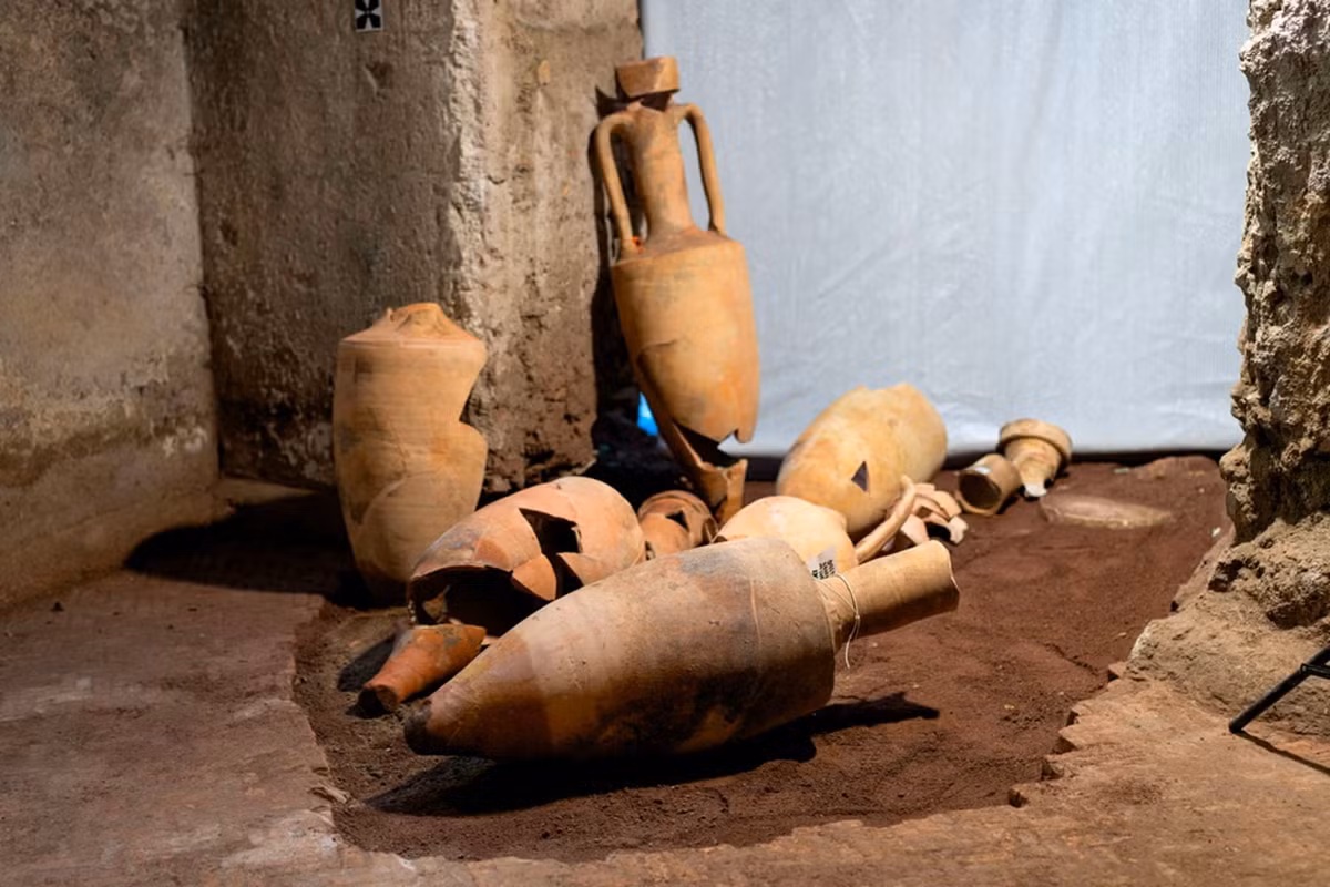 Theo các chuyên gia, bức phù điêu có chiều dài gần 5m, vẫn giữ được sắc màu ban đầu dù đã có từ khoảng 2.300 năm trước. Ảnh: Italian Ministry of Culture.