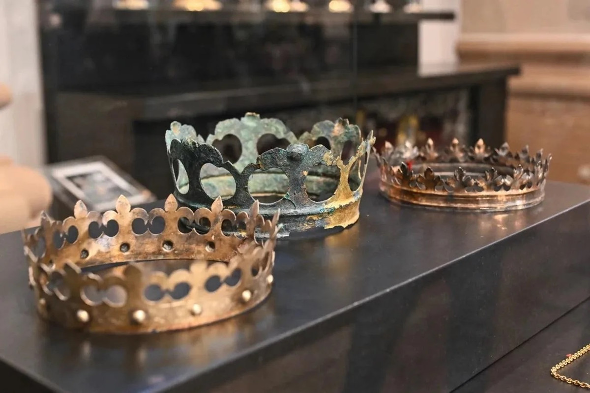Tương tự trước đó, các chuyên gia đã tìm thấy một kho báu hoàng gia bên trong các hầm mộ của nhà thờ Vilnius thuộc Lithuania. Một hiện vật quý giá được nhiều người quan tâm là vương miện thuộc về Alexander Jagiellon, hoặc Aleksandras Jogailaitis, Hoàng đế Ba Lan và Đại Công tước Lithuania (1461 - 1506). Ảnh: PAP/Valdemar Doveiko.