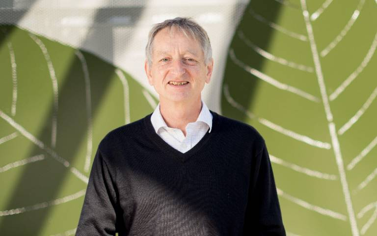 Giáo sư Hinton đưa ra dự đoán về AI sau khi từ chức tại Google. Do đó, ông có thể tranh luận cởi mở hơn về những rủi ro của trí tuệ nhân tạo vì lo ngại rằng “một số kẻ xấu” sẽ lợi dụng công nghệ này để gây hại cho người khác. Ảnh: UCL.