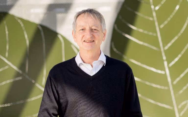 Giáo sư Hinton đưa ra dự đoán về AI sau khi từ chức tại Google. Do đó, ông có thể tranh luận cởi mở hơn về những rủi ro của trí tuệ nhân tạo vì lo ngại rằng “một số kẻ xấu” sẽ lợi dụng công nghệ này để gây hại cho người khác. Ảnh: UCL.