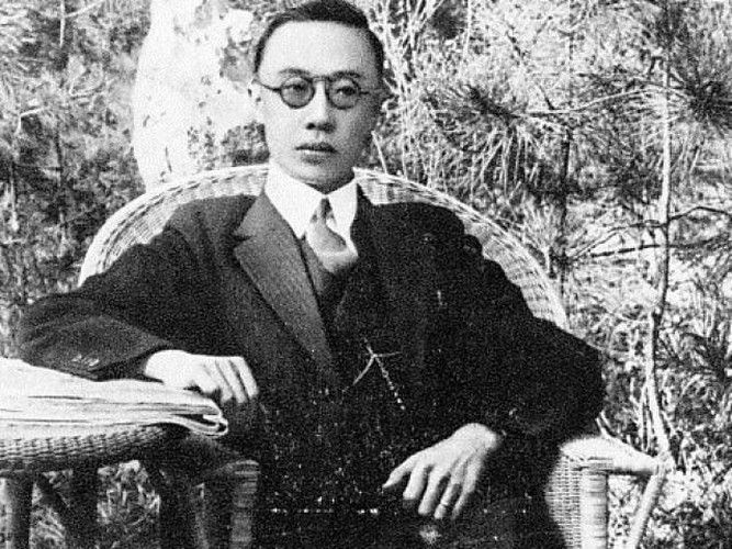 Đến ngày 12/2/1912, Thái hậu Long Dụ đã ký vào "Thanh đế thoái vị chiếu thư" theo một thỏa thuận giữa triều đình với chính quyền Dân quốc mới. Theo đó, Phổ Nghi buộc phải thoái vị nhưng được phép tiếp tục sống trong Tử Cấm Thành.