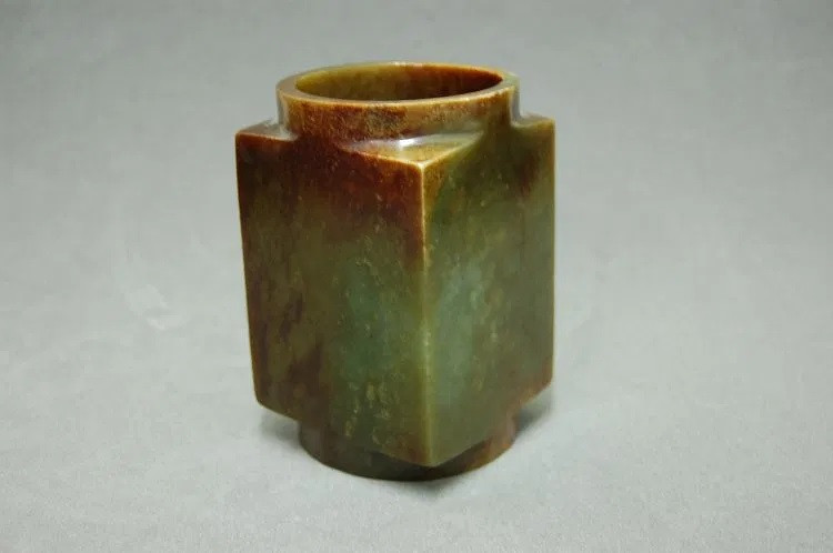 Những khối ngọc thạch có độ cứng khá cao, khoảng 6 - 7 độ Mohs. Với độ cứng này, chúng còn cứng hơn cả sắt thép. Do đó, những dụng cụ làm từ sắt thép sẽ không để lại bất cứ dấu vết nào trên khối ngọc thô. Ảnh: The Bristish Museum.