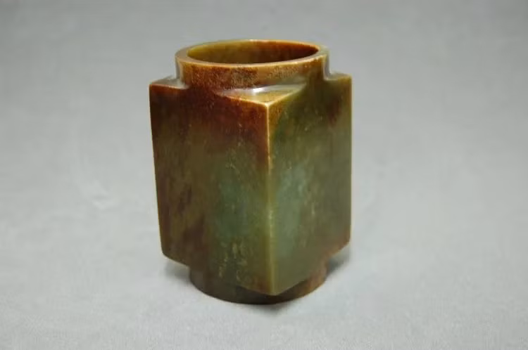 Những khối ngọc thạch có độ cứng khá cao, khoảng 6 - 7 độ Mohs. Với độ cứng này, chúng còn cứng hơn cả sắt thép. Do đó, những dụng cụ làm từ sắt thép sẽ không để lại bất cứ dấu vết nào trên khối ngọc thô. Ảnh: The Bristish Museum.