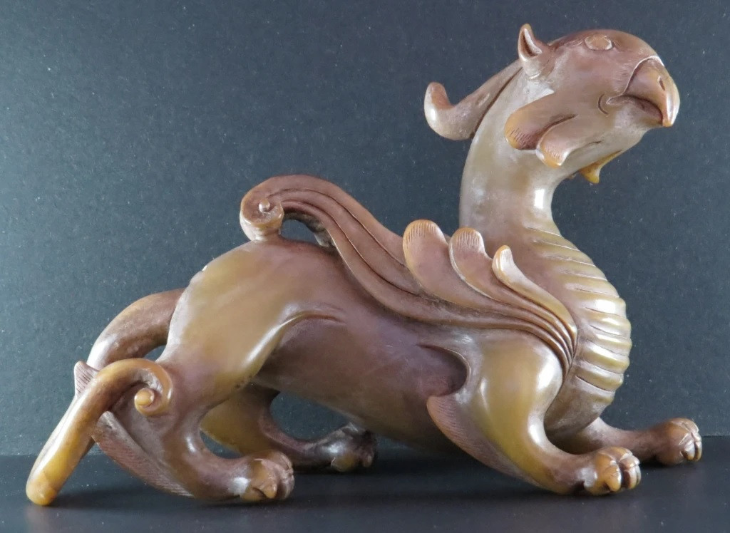 Về sau, thợ thủ công đẩy nhanh quá trình cắt ngọc nhờ sáng chế "Thủy Đẳng". Đó là loại máy có bàn đạp bằng gỗ được nối với lưỡi mài ở trục chính bằng dây thừng. Khi người thợ đạp bàn đạp, lưỡi mài sẽ chuyển động đồng thời cho thêm "cát giải ngọc" khi tiến hành cắt khối ngọc. Ảnh: nephritejade-radixcultura.