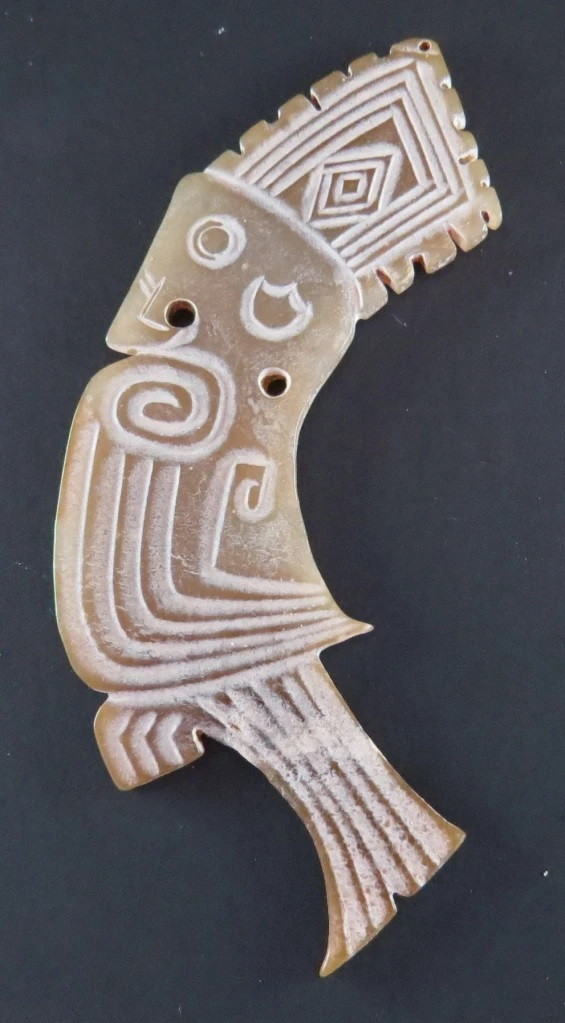 Sau đó, thợ thủ công sẽ dùng các dụng cụ đục, đẽo, gọt... để tạo hình khối, đường nét, hoa văn cho khối ngọc. Để hoàn thành một món đồ ngọc bích, những người thợ thường mất vài năm cho tới vài chục năm. Ảnh: nephritejade-radixcultura.