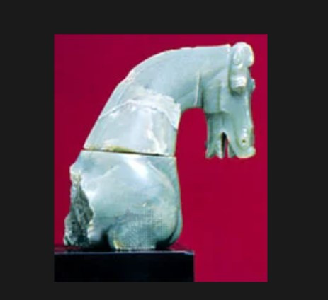 Kế đến, "cát giải ngọc" được hòa vào nước để trong ấm trà và nhỏ từng giọt xuống dây cưa giúp tăng độ sắc bén. Nhờ vậy, thợ thủ công có thể cắt được khối ngọc làm đôi. Ảnh: Victoria and Albert Museum, London.