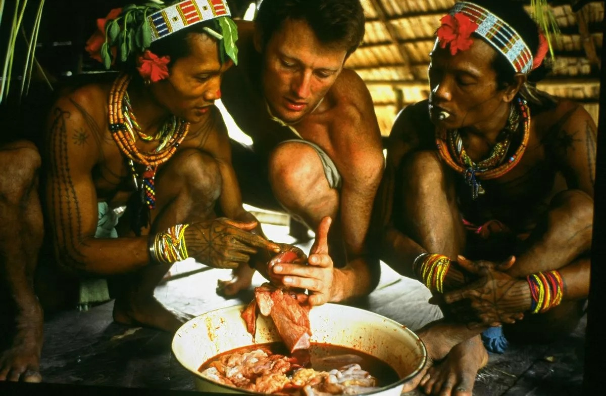 Ông Allen đã được bộ tộc Yaifo tiếp đón bằng một màn khiêu vũ được đánh giá là "kỳ lạ". Sau đó, ông trải qua một nghi thức kết nạp kéo dài 6 tuần. Trong khoảng thời gian đó, ông được mời ăn nhiều món lạ không biết là thứ gì. Ảnh: Faber And Faber.
