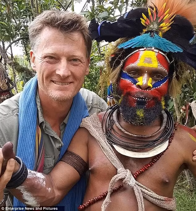 Theo lời kể của ông Allen, bộ lạc Yaifo sử dụng 2 loại tên trong cuộc sống hàng ngày. Trong đó, một loại để bắt cá và một loại có nhiều ngạnh để giết lợn cũng như tự vệ. Họ có cơ thể khá nhỏ nên có thể đi trên những cành cây nhỏ. Ông Allen là một trong ít người từng tiếp xúc với thành viên của bộ lạc Yaifo. Do đó, chúng ta biết được một vài thông tin về cuộc sống của họ. Ảnh: Enterprise News and Pictures.