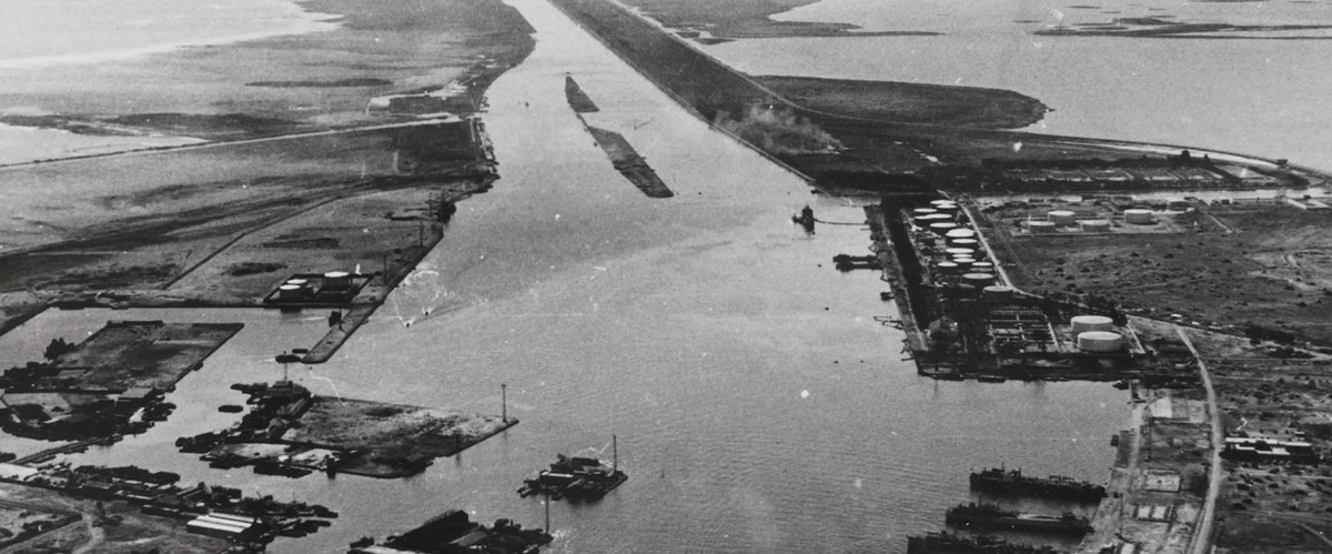 Không những vậy, máy bay Liên Xô hoạt động trên không phận Syria. Tiếp đến, một máy bay ném bom của Anh bị rơi ở Syria. Ảnh: nam.ac.uk.