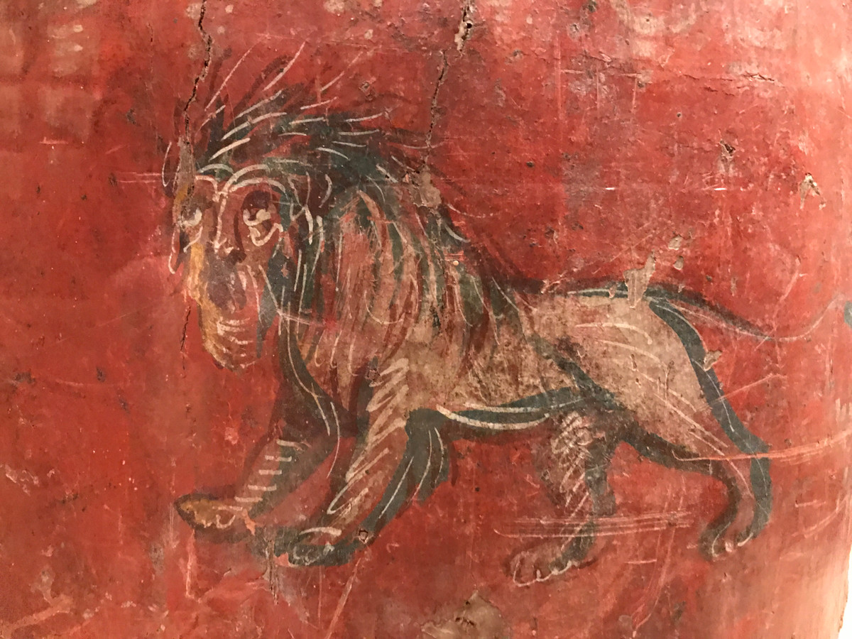 Mặt trước của tấm khiên được phủ bằng da rồi được sơn. Theo Phòng trưng bày nghệ thuật của Đại học Yale, "trang trí sơn trên tấm khiên phản ánh biểu tượng chiến thắng của La Mã bao gồm một con đại bàng với vòng nguyệt quế và một con sư tử". Ảnh: Jromansites.