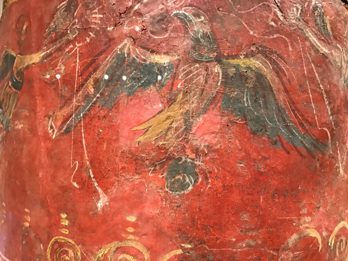 Người La Mã thời xưa đã ghép nhiều lớp gỗ mỏng với nhau để tạo thành một bề mặt cao 105,5 cm, rộng 41 cm và dày khoảng 6 mm. Hiện vật này đã bị vỡ thành 13 mảnh và mất "umbo" hay phần trùm - một mảnh vật liệu hình chén có tác dụng bảo vệ lỗ ở giữa nơi binh lính giữ vào khiên. Ảnh: Jromansites.