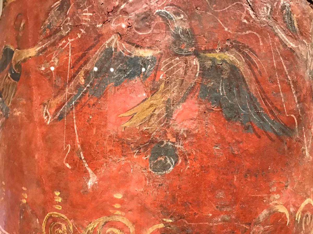 Người La Mã thời xưa đã ghép nhiều lớp gỗ mỏng với nhau để tạo thành một bề mặt cao 105,5 cm, rộng 41 cm và dày khoảng 6 mm. Hiện vật này đã bị vỡ thành 13 mảnh và mất "umbo" hay phần trùm - một mảnh vật liệu hình chén có tác dụng bảo vệ lỗ ở giữa nơi binh lính giữ vào khiên. Ảnh: Jromansites.