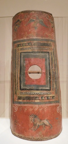 Sau trận chiến với người Sassanid, người dân ở Dura-Europos đã chạy trốn khiến thành phố này bị bỏ hoang phế. Mãi đến năm 1920, nhà khảo cổ học người Mỹ James Henry Breasted tìm thấy cái tên "Dura" trên một dòng chữ Hy Lạp trên cổng chính của thành phố cổ Dura-Europos. Ảnh: Yale University Art Gallery, New Haven, 1933.715.