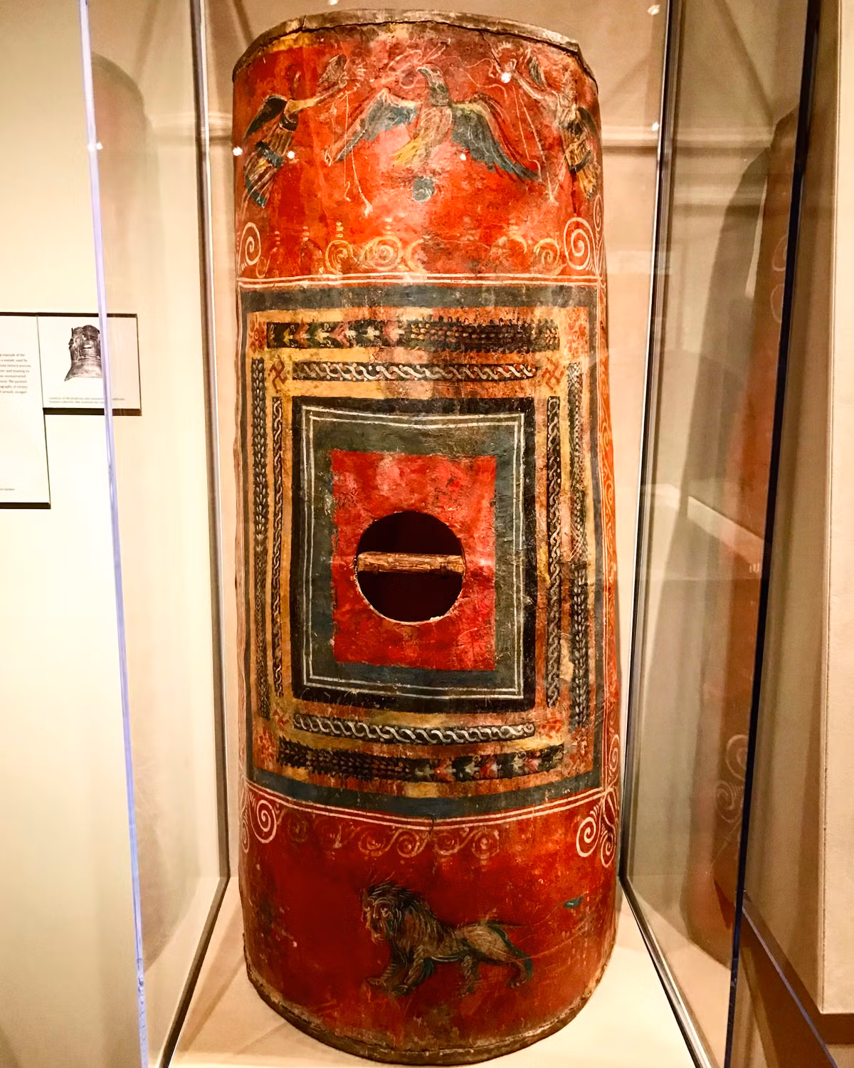 Chiếc khiên có hình bán trụ hiện nằm trong bộ sưu tập của Phòng trưng bày nghệ thuật Đại học Yale. Đây là một trong số ít "scutum" La Mã - loại khiên phổ biến nhất từ thế kỷ 4 trước Công nguyên đến thế kỷ 3 sau Công nguyên. Ảnh: Jromansites.