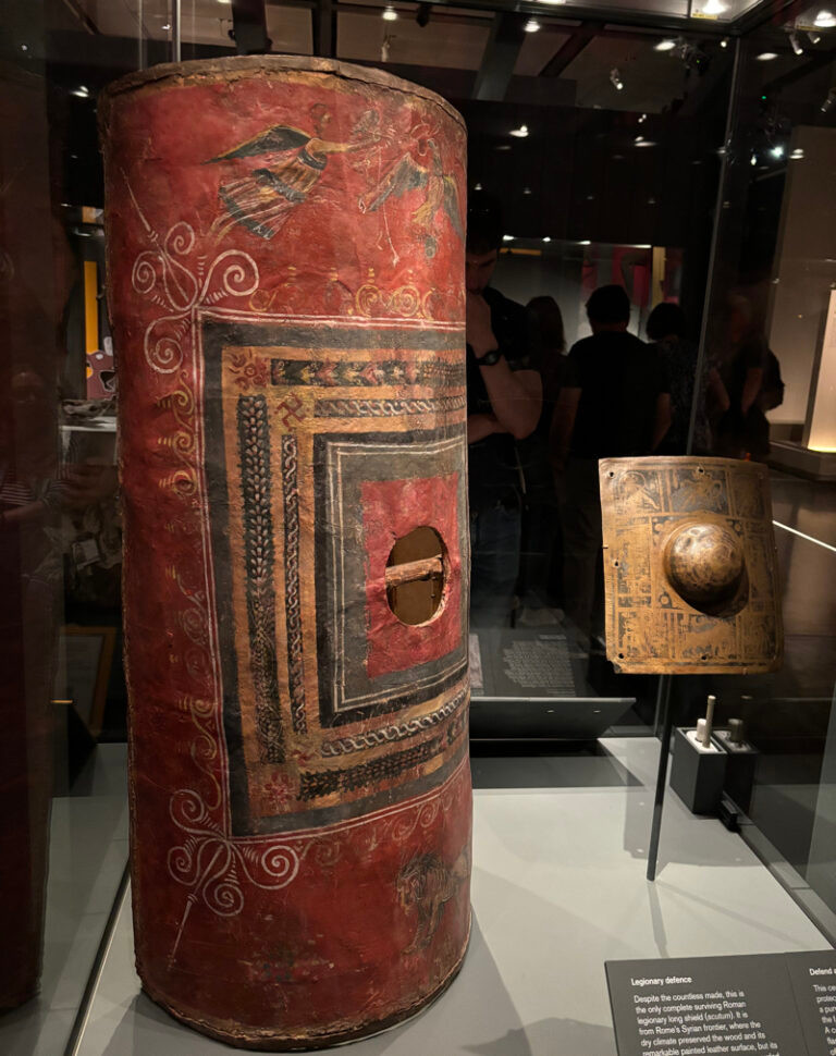 Các nhà khảo cổ học đã tìm thấy 19 bộ hài cốt của binh lính La Mã cùng với tất cả vũ khí và áo giáp của họ, bao gồm cả scutum trong một đường hầm dưới một tòa tháp pháo đài ở Dura-Europos. Ảnh: alison-morton.