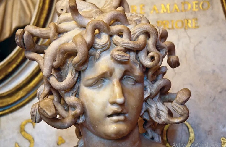 Medusa là nữ thần tóc rắn nổi tiếng trong thần thoại Hy Lạp. Văn bản đầu tiên nhắc tới Medusa được cho là cuốn Thần phả (Theogony) của Hesiod. Trong tác phẩm này, Medusa và các chị em họ Gordon đều là con của hai vị thần Phorcys và Ceto. Ảnh: piotrwzk/Shutterstock.com.