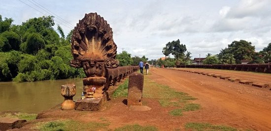 Về sau, do ảnh hưởng của đạo Bà la môn nên loài rắn còn tượng trưng cho nguồn gốc các vị vua lập quốc. Xuất phát từ điều này, các vị vua Khmer thường cho xây dựng các cung điện và đền thờ lớn bằng đá với các hình ảnh về rắn Naga. Linh vật này được xem là vị thần canh giữ, xua đuổi tà ma. Ảnh: tripadvisor.