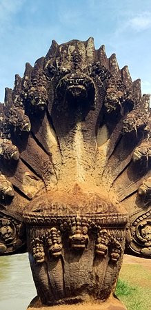 Tập tục thờ rắn khá phổ biến ở Campuchia. Người Khmer được biết đến với tín ngưỡng thờ rắn Naga chín đầu. Rắn chín đầu được xem là biểu tượng cho thần đất và thần nước. Ảnh: tripadvisor.