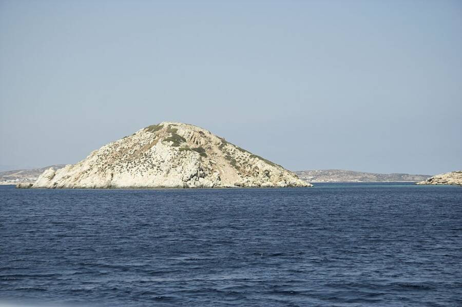 Khu phức hợp của người Hy Lạp cổ đại có niên đại khoảng 4.600 tuổi được các chuyên gia tìm thấy trên đảo Dhaskalio. Họ vô cùng bất ngờ và ấn tượng khi nhận thấy khu phức hợp này có hình dạng giống như một đỉnh núi nhỏ hình kim tự tháp. Ảnh: Wikimedia Commons.