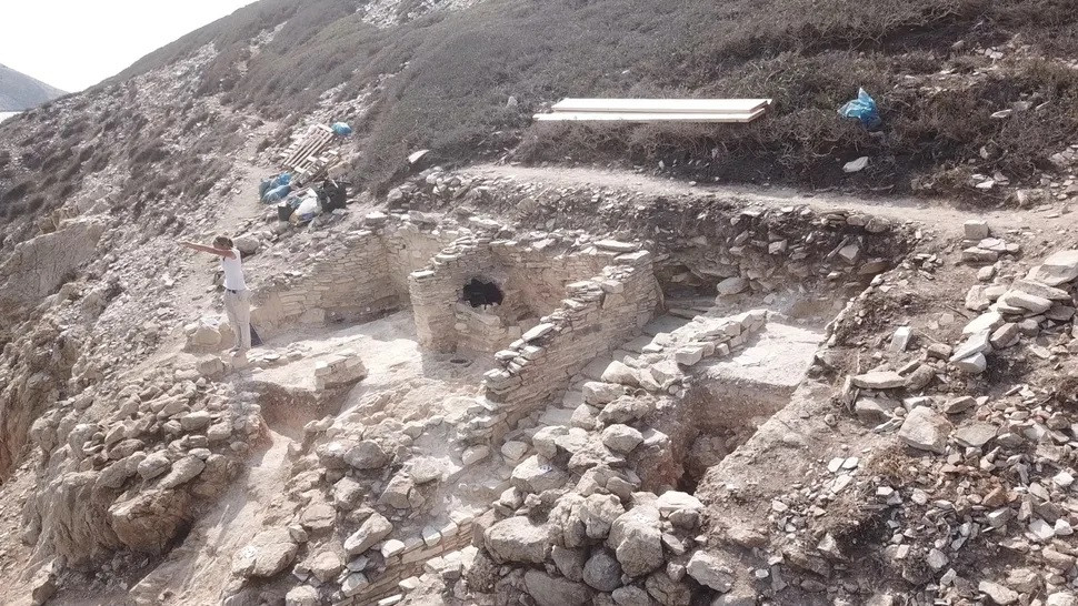 Các chuyên gia nhận định việc tìm thấy khu phức hợp màu cho thấy kiến trúc sư thời cổ đại đã thiết kế các tòa nhà để phù hợp với địa hình của hòn đảo Dhaskalio. Họ đã "đất hóa ngọn núi nhỏ" trên đảo để tạo ra hàng nghìn mét vuông ruộng bậc thang nhân tạo. Ảnh: Michael Boyd.