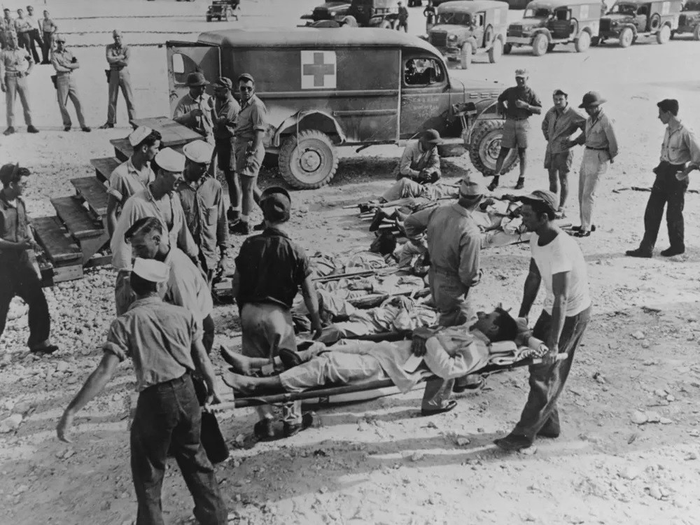 Tổng cộng 316 người may mắn sống sót sau khi tàu chìm và bị cá mập tấn công. Đến nay, đây là một trong những thảm kịch hàng hải tồi tệ nhất trong lịch sử nhân loại. Ảnh: National Archives.