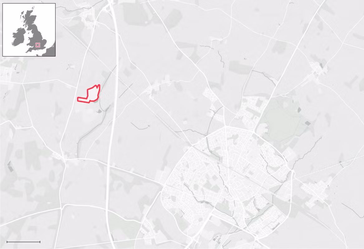 Vào khoảng 166 triệu năm trước, "xa lộ khủng long" ở Anh có những loài vật khổng lồ và động vật săn mồi hung dữ di chuyển khắp nơi. Các dấu chân khủng long mới được khai quật là một trong những phát hiện liên quan khủng long lớn nhất tại Anh.