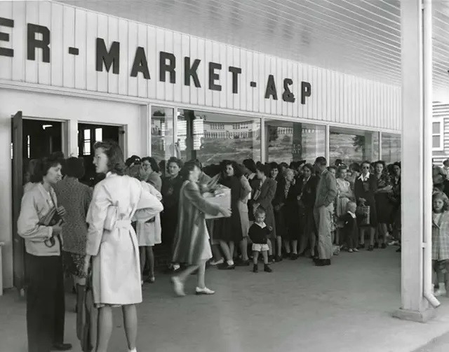 Những cơ sở này được xây dựng ngay trong thành phố Oak Ridge để đảm bảo những thu cầu thiết yếu của các cư dân.