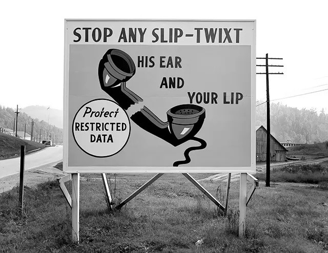 Trong đó, thành phố Oak Ridge bí mật được Mỹ cho xây dựng ở Tennessee năm 1943. Thành phố này cách xa khu dân cư, được bảo vệ vô cùng nghiêm ngặt và bảo đảm an ninh để không rò rỉ bất cứ thông tin nào về dự án chế tạo bom nguyên tử ra bên ngoài.