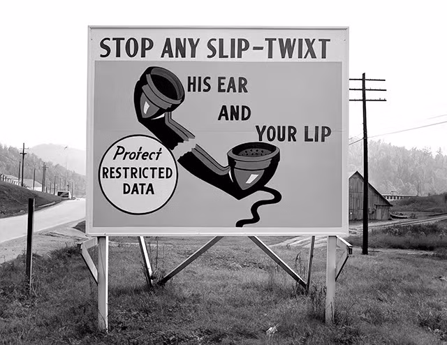 Trong đó, thành phố Oak Ridge bí mật được Mỹ cho xây dựng ở Tennessee năm 1943. Thành phố này cách xa khu dân cư, được bảo vệ vô cùng nghiêm ngặt và bảo đảm an ninh để không rò rỉ bất cứ thông tin nào về dự án chế tạo bom nguyên tử ra bên ngoài.