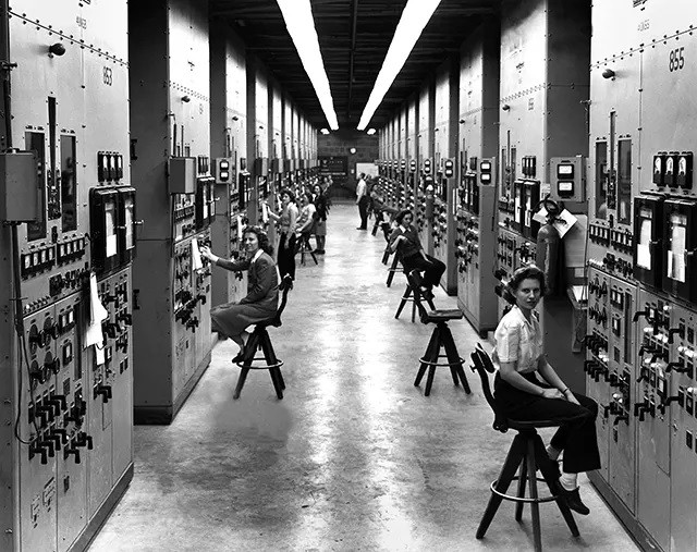 Khi sống và làm việc ở Oak Ridge, các chuyên gia, nhà khoa học, kỹ sư, công nhân... vẫn có thể tới các cửa hàng để mua sắm đồ dùng cần thiết, tiệm cắt tóc, vui chơi...