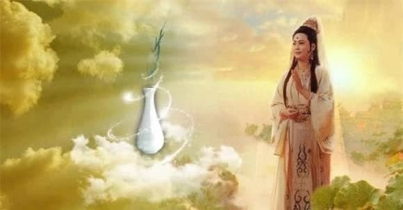 Ngọc Tịnh Bình của Quan Âm Bồ Tát có thể chứa đầy nước của tam giang tứ hải. Ngay cả Tôn Ngộ Không tinh thông 72 phép biến hóa cũng không thể khiến chiếc bình nhúc nhích. Trong "Tây Du Ký", Quan Âm Bồ Tát từng vài lần sử dụng Ngọc Tịnh Bình, chủ yếu là để cải tử hoàn sinh. Ảnh trong bài mang tính minh họa.