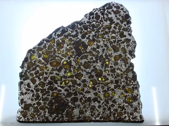 Nếu giả thuyết trên là chính xác thì pallasite có thể cung cấp thông tin thú vị về cách hành tinh đá như Trái Đất hình thành. Tuy nhiên, không phải nhà khoa học nào cũng đồng tình giả thuyết này. Theo đó, các chuyên gia nỗ lực giải mã nguồn gốc của loại thiên thạch hiếm hơn kim cương. Ảnh: kdmeteorites.