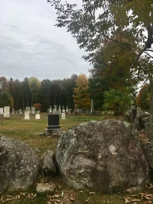 Vì vậy, một công nhân được cho là đã "triệu hồi" quỷ dữ và lập thỏa thuận đổi linh hồn để ác quỷ di chuyển tảng đá. Nhờ vậy, vào ngày hôm sau, tảng đá được di chuyển tới vị trí cách xa địa điểm ban đầu vài mét. Trên tảng đá cũng xuất hiện những dấu vết giống dấu chân của quỷ. Ảnh: ickaimp / Atlas Obscura User.