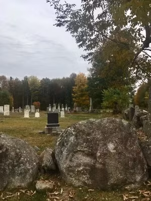 Vì vậy, một công nhân được cho là đã "triệu hồi" quỷ dữ và lập thỏa thuận đổi linh hồn để ác quỷ di chuyển tảng đá. Nhờ vậy, vào ngày hôm sau, tảng đá được di chuyển tới vị trí cách xa địa điểm ban đầu vài mét. Trên tảng đá cũng xuất hiện những dấu vết giống dấu chân của quỷ. Ảnh: ickaimp / Atlas Obscura User.