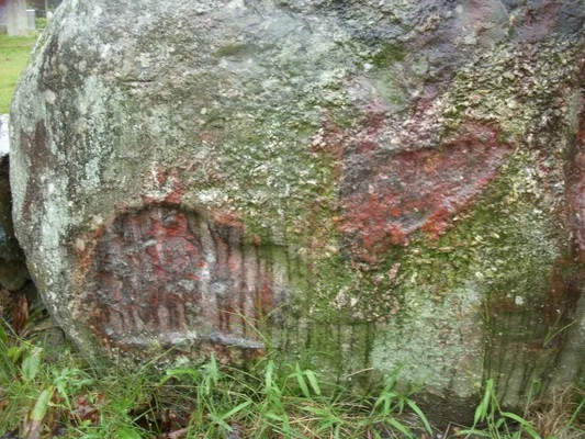 Tương truyền, các công nhân từng cố gắng dịch chuyển tảng đá trên khi làm lại đường dẫn vào nhà thờ. Tuy nhiên, tảng đá này không hề dịch chuyển. Ảnh: OddThingsIveSeen.com.