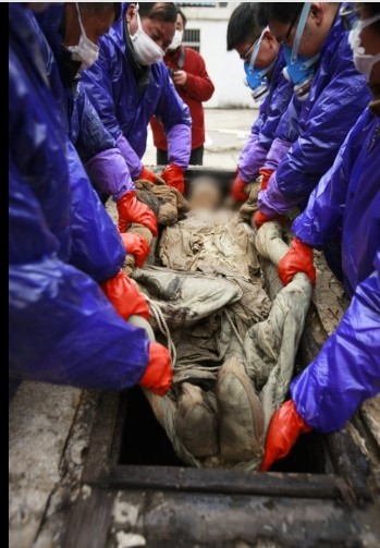 Theo các chuyên gia, xác ướp thuộc về một nam, một nữ. Trải qua hơn 500 năm, hai thi hài dường như không có dấu hiệu phân hủy khi da dẻ vẫn còn độ đàn hồi, thậm chí còn cả móng tay. Ảnh: Gu Xiangzhong, Xinhua/Corbis.