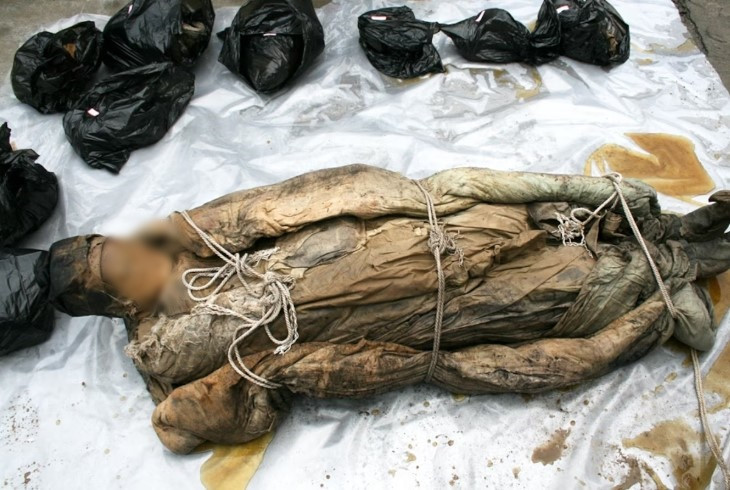 Sau khi thực hiện một số xét nghiệm và phân tích, nhóm chuyên gia phát hiện thấy lớp vỏ rắn chắc bọc quan tài là hỗn hợp gồm nhiều nguyên vật liệu bao gồm gạo nếp, vôi bột, cát và lòng trắng trứng. Ảnh: Barcroft/Fame Pictures.