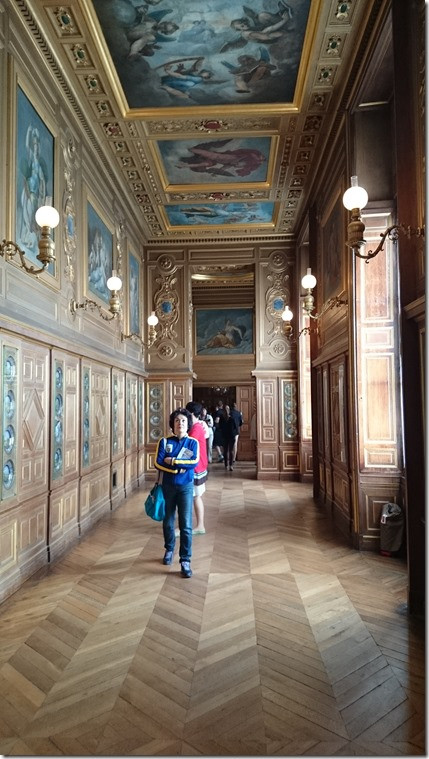 Các bộ quân phục, hòm vật dụng cá nhân, thậm chí cả những chiếc bát, đĩa, thìa, dĩa... từng được hoàng đế Napoleon sử dụng được bảo quản và trưng bày tại lâu đài Fontainebleau. Ảnh: visionsoftravel.