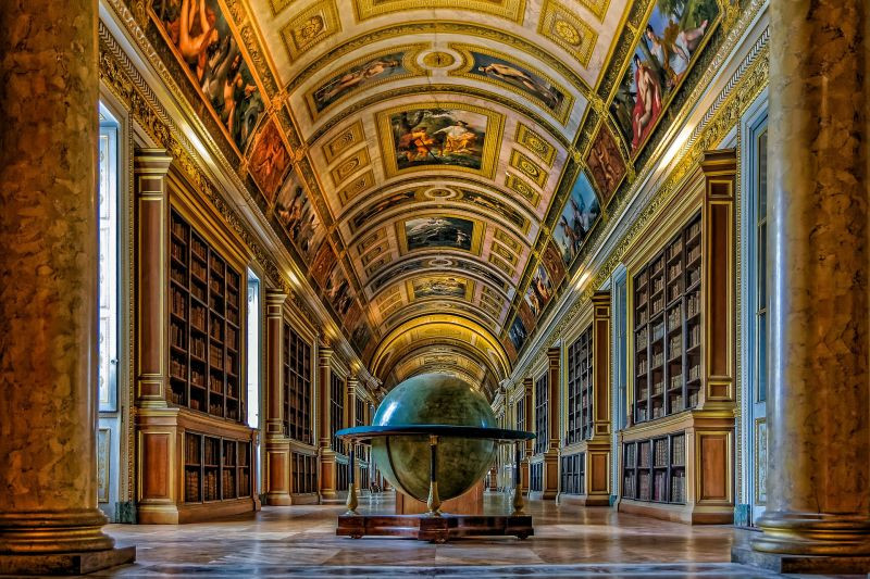 Tòa lâu đài Fontainebleau nằm trên khu đất rộng 17.000 ha, với 1.500 phòng và được xem là “dinh thự của nhiều triều đại hoàng gia Pháp”. Ảnh: europeanwaterways.