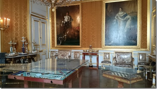 Bên trong lâu đài Fontainebleau còn bày trí những bức tranh vẽ hoàng đế Napoleon, nhà vua với hoàng hậu đầu tiên Josephine hoặc tranh chân dung hoàng hậu thứ hai là Marie-Louise. Ảnh: visionsoftravel.