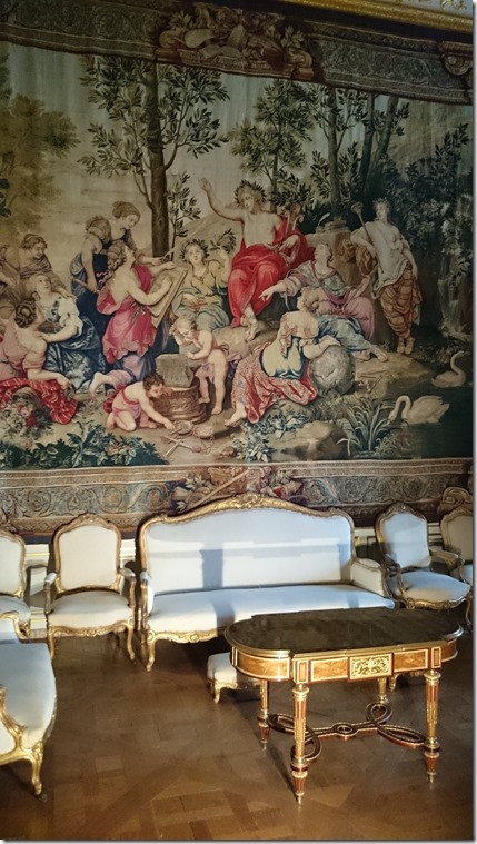 Nhiều căn phòng bên trong lâu đài Fontainebleau được giữ nguyên trạng giống như khi hoàng đế Napoleon còn sống. Ảnh: visionsoftravel.