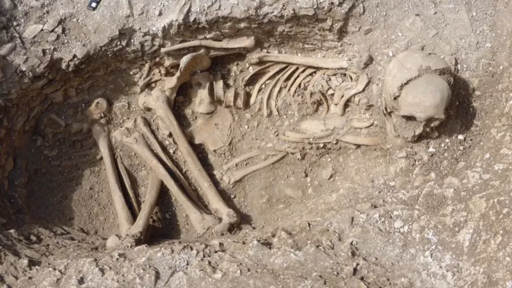 Các nhà nghiên cứu phát hiện một cộng đồng có dòng dõi có thể truy nguyên từ một phụ nữ. Điều này cho thấy nam giới đã gia nhập cộng đồng này sau khi kết hôn. "Đây là lần đầu tiên hệ thống kiểu này được ghi nhận trong thời tiền sử ở châu Âu. Điều này dự đoán sự trao quyền về mặt xã hội và chính trị cho phụ nữ", nhà di truyền học Cassidy cho hay. Ảnh: Bournemouth University.