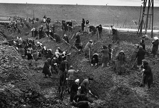 Quân và dân Liên Xô cùng đào mương chống tăng bên ngoài Moscow, tháng 9 - 10/1941 để đẩy lui các cuộc tấn công của quân Đức quốc xã.