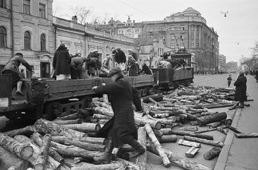 Người dân ở Moscow dỡ xe gỗ để sử dụng trong thời chiến. Ảnh chụp năm 1941.