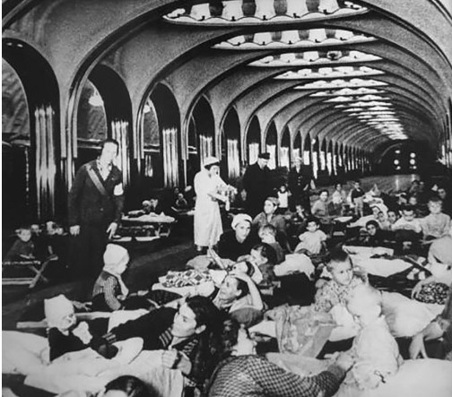 Nhiều người dân Moscow xuống hầm trú bom bên trong ga tàu điện ngầm Mayakovskaya năm 1941.