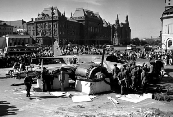 Một máy bay của Đức quốc xã bị bắn rơi trên Quảng trường Sverdlov (nay là Teatralnaya) năm năm 1941. Nhiều người dân Moscow tới xem xác máy bay của quân địch bị vỡ thành nhiều mảnh.